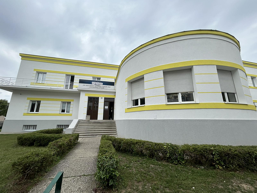 БАЊАЛУКА, 4. СЕПТЕМБРА /СРНА/ - На згради Института за јавно здравство Републике Српске у Бањалуци кроз пројекат енергетске ефикасности обновљена је фасада, реконструисан систем гријања и хлађења, те замијењена столарија, захваљујући сарадњи са канцеларијом Развојног програма УН /УНДП/ и надлежним институцијама у Српској.	