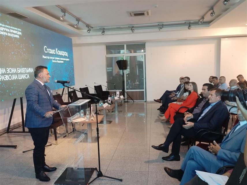 БИЈЕЉИНА, 5. СЕПТЕМБРА /СРНА/ - Министар привреде и предузетништва Републике Српске Војин Митровић и министар спољне трговине и економских односа у Савјету министара Сташа Кошарац присуствовали су данас у Бијељини панел-дискусији "Слободна зона у Бијељини као развојна шанса" коју је организовала Подручна привредна комора.	