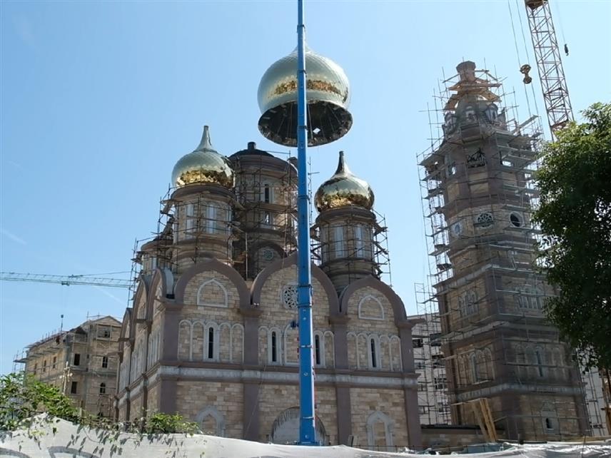 БАЊАЛУКА, 5. СЕПТЕМБРА /СРНА/ - На Српско-руски храм у Бањалуци данас су постављене куполе, а ријеч је импозантној грађевини, створеној у симболичном руском архитектонском стилу.