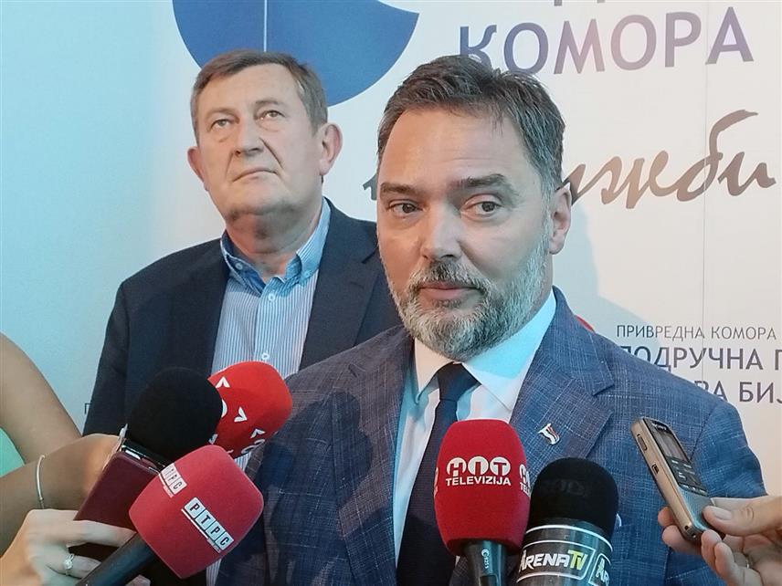 БИЈЕЉИНА, 5. СЕПТЕМБРА СРНА/ - Министар спољне трговине и економских односа у Савјету министара Сташа Кошарац у обраћању новинарима данас у Бијељини.	