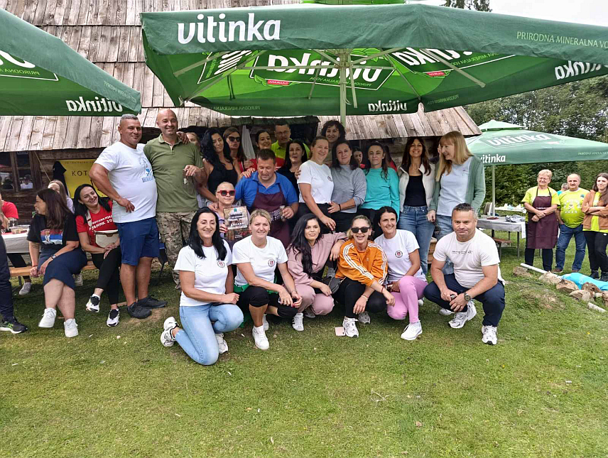 РИБНИК, 7. СЕПТЕМБРА /СРНА/- У Еко-етно парку Леденац у Ситници код Рибника данас је одржана традиционална манифестација "Котлићијада" на којој је учествовало 20 екипа, а најбољи котлић припремила је екипа "Весела дружина" из Бањалуке.