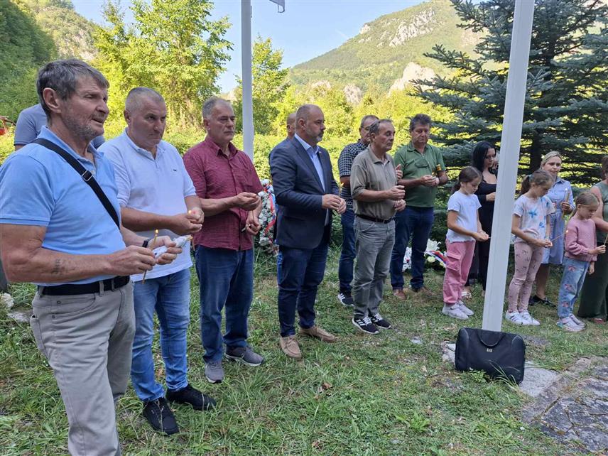 ВИШЕГРАД, 9. СЕПТЕМБРА /СРНА/ - Служењем парастоса и полагањем цвијећа код спомен-обиљежја у тунелу Бродар, на путу између Вишеграда и Рудог, данас је обиљежено 33 године од страдања осам бораца Војске Републике Српске и двије медицинске раднице.