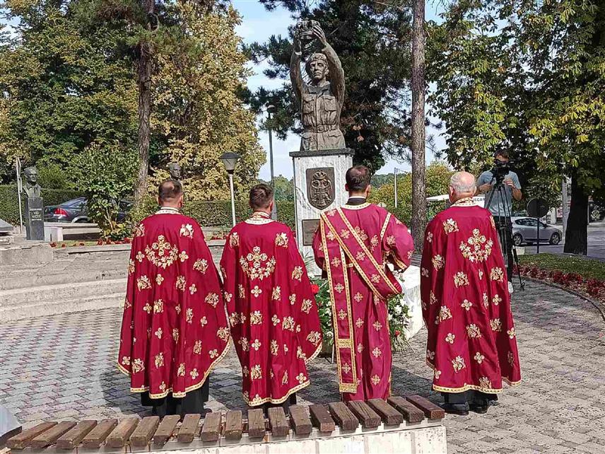 ПРЊАВОР, 9. СЕПТЕМБРА /СРНА/ - Дан ратних војних инвалида обиљежен је у Прњавору, гдје их је регистровано 900, а то је била прилика и да се истакне значај да се тим људима обезбиједи адекватна здравствена заштита.	