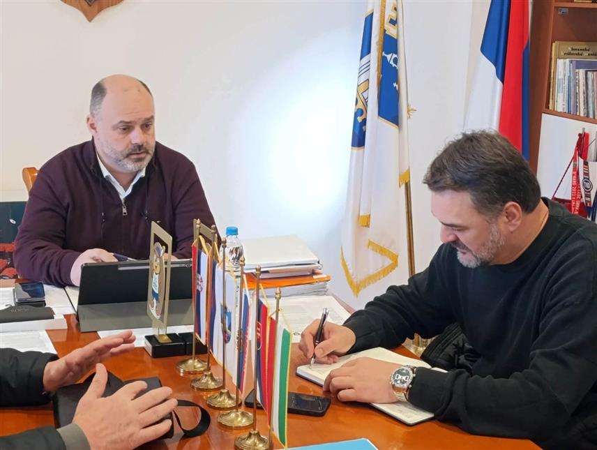 ВИШЕГРАД, 13. ЈАНУАРА /СРНА/ - У Вишеграду је одржан радни састанак поводом наставка снимања филма "Линија", а асистент редитеља и један од глумаца у филму Млађан Црквењаш рекао је да је пред екипом снимање најзахтјевнијих кадрова који се односе на егзодус српског становништва из Сарајева 1996. године.
