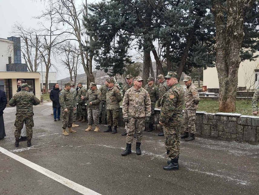 БИЛЕЋА, 13. ЈАНУАРА /СРНА/ - Припадници Другог пјешадијског батаљона, који баштине традицију Војске Републике Српске, у билећкој касарни прослављају најрадоснији хришћански празник Божић.