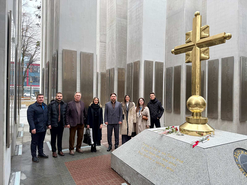 БАЊАЛУКА, 15. ЈАНУАРА /СРНА/ - Представници Омладинског савјета Републике Српске и делегације из Русије, на челу са истакнутим правником из Краснодара Михаилом Шелдуковим, обишли су новоизграђени споменик погинулим борцима Војске Републике Српске у Бањалуци, као и спомен-обиљежје за 12 бањалучких беба, подсјетивши на значај очувања културе сјећања.