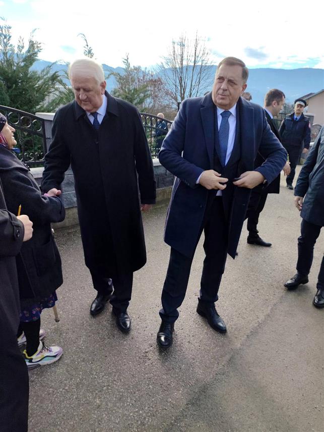 СКЕЛАНИ, 16. ЈАНУАРА /СРНА/ - Предсједник СНСД-а Милорад Додик стигао је у Скелане, гдје ће присуствовати парастосу Србима које су убили муслимански војници током посљедњег рата.