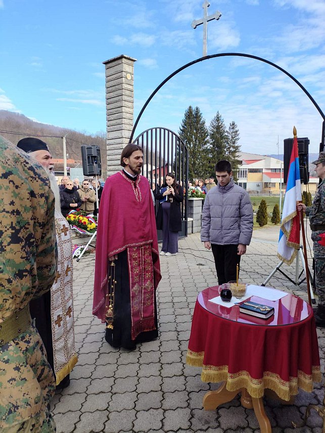 СКЕЛАНИ, 16. ЈАНУАРА /СРНА/ - Код централног споменика у Скеланима код Сребренице у току је парастос за 305 српских цивила и војника из овог и сусједних села, од којих су 69 муслимански ратници убили на данашњи дан прије 33 године.