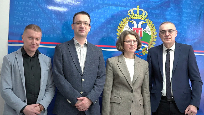 ТЕСЛИЋ, 16. ЈАНУАРА /СРНА/ - Градоначелник Теслића Милан Миличевић организовао је данас пријем за Угљешу Станојевића, добитника једног од највиших државних признања Руске Федерације – почасног звања Заслужени доктор Руске Федерације, са којим је разговарао о могућностима сарадње са здравствениним установама у Русији.