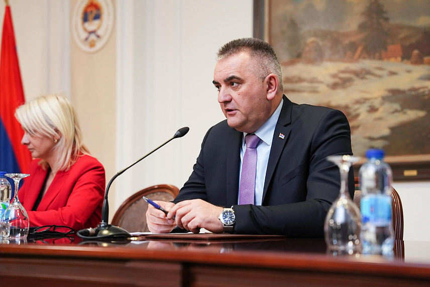 БАЊАЛУКА, 16. ЈАНУАРА /СРНА/ - Предсједник Владе Републике Српске Саво Минић оквиру консултација са представницима савеза, организација и удружења.