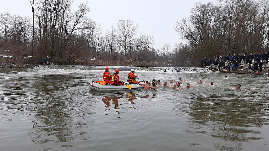 ПРЊАВОР, 16. ЈАНУАРА /СРНА/ - У Богојављенском пливању за Часни крст на ријеци Укрини на локалитету Укрински рај у Горњим Палачковцима код Прњавора учествоваће 12 пливача, потврдио је данас Срни протонамјесник Мићо Гојковић, парох палачковачки.	

