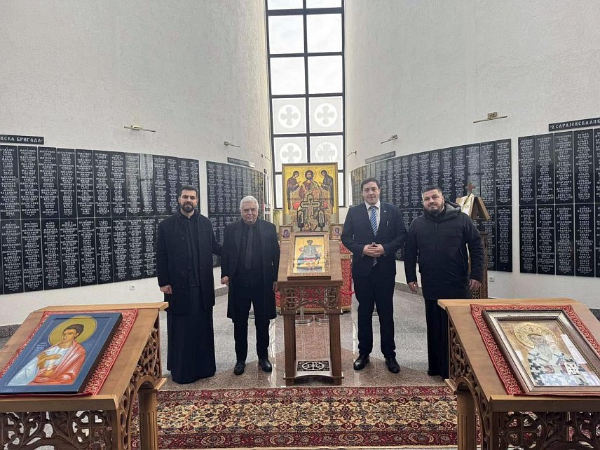 ИСТОЧНО САРАЈЕВО, 16. ЈАНУАРА /СРНА/ - Министар информисања и телекомуникација Србије Борис Братина посјетио је данас Храм Светог Василија Острошког, као и Спомен-храм Светог Димитрија у Источном Сарајеву у којем су исписана имена погинулих војсковођа и бораца из Одбрамбено-отаџбинског рата, за који је исказао посебно интересовање.
