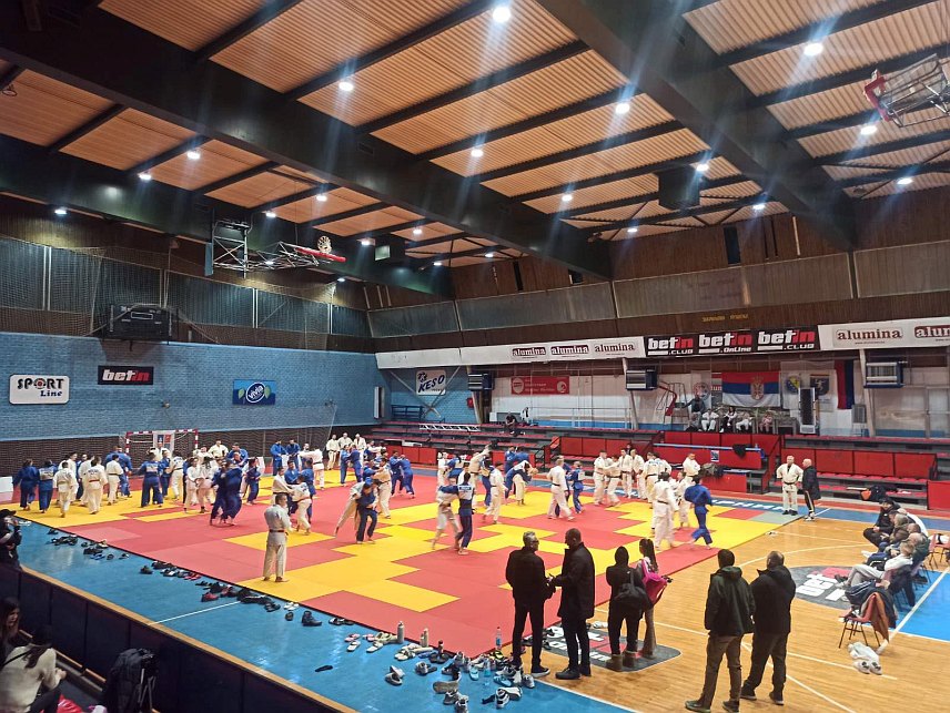 ЗВОРНИК, 16. ЈАНУАРА /СРНА/ - Зимски тренинг камп Републике Српске у џудоу, на коме коме учествује око 30 клубова са више од 200 џудиста из Републике Српске и Србије, отворен је вечерас у зворничком Рекреативно-спортском центру.