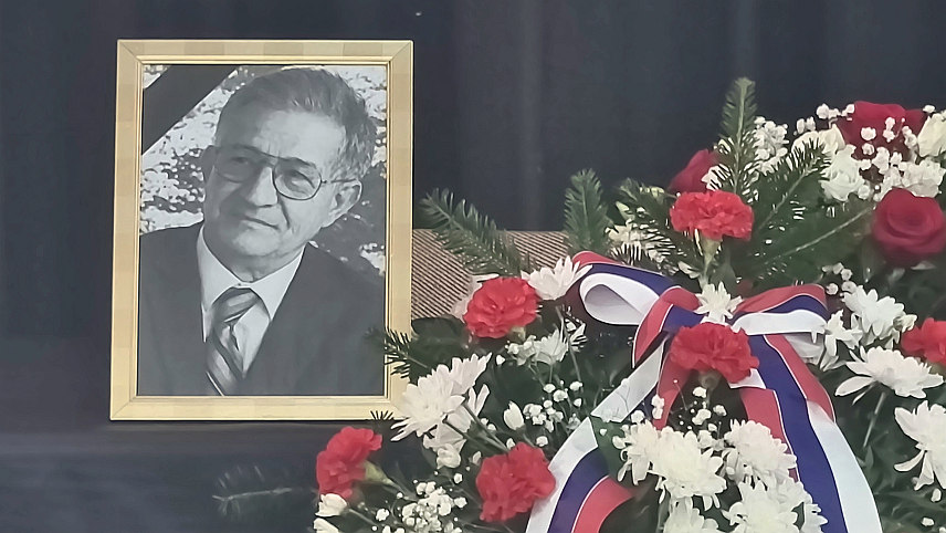 ДОБОЈ, 17. ЈАНУАРА /СРНА/ - У Добоју је одржана комеморација поводом смрти пуковника Војске Републике Српске /ВРС/ у пензији Вељка Брајића /73/.