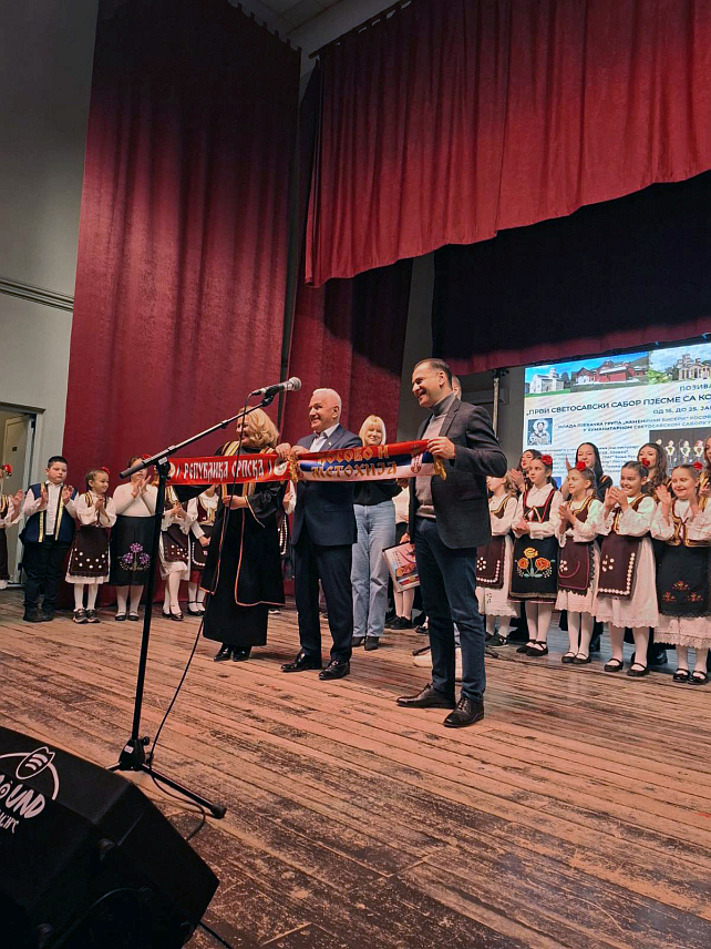 ШАМАЦ, 17. ЈАНУАРА /СРНА/ - Шамац је вечерас био домаћин "Светосавског сабора пјесме са Косова и Метохије кроз Републику Српску" чији је циљ прикупљање средстава за изградњу дома српске омладине "Љубав, Вера, Нада за Косово и Метохију" у Косовској Каменици, а овом приликом прикупљено је 1.100 КМ.