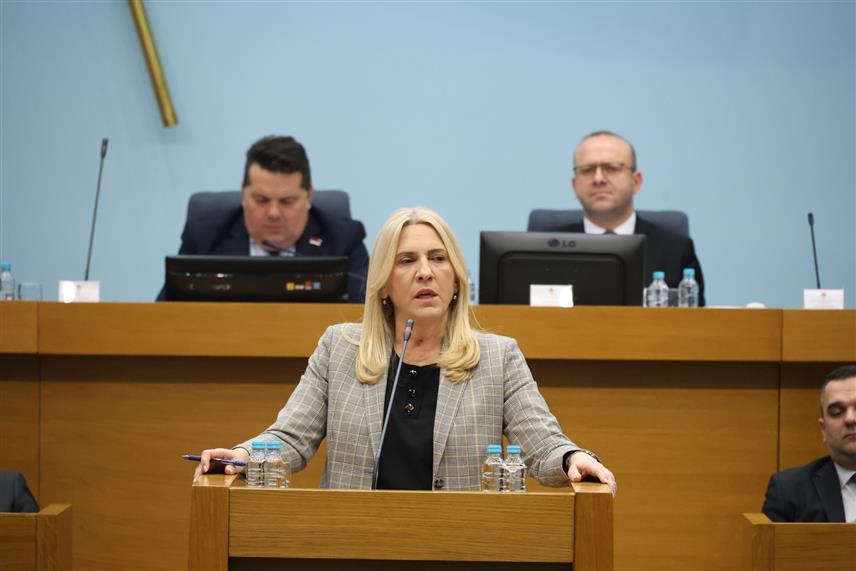 БАЊАЛУКА, 18. ЈАНУАРА /СРНА/ - Српски члан Предсједништва БиХ Жељка Цвијановић у обраћању посланицима на посебној сједници Народне скупштине о избору нове владе. /Фото - Борислав Здриња/