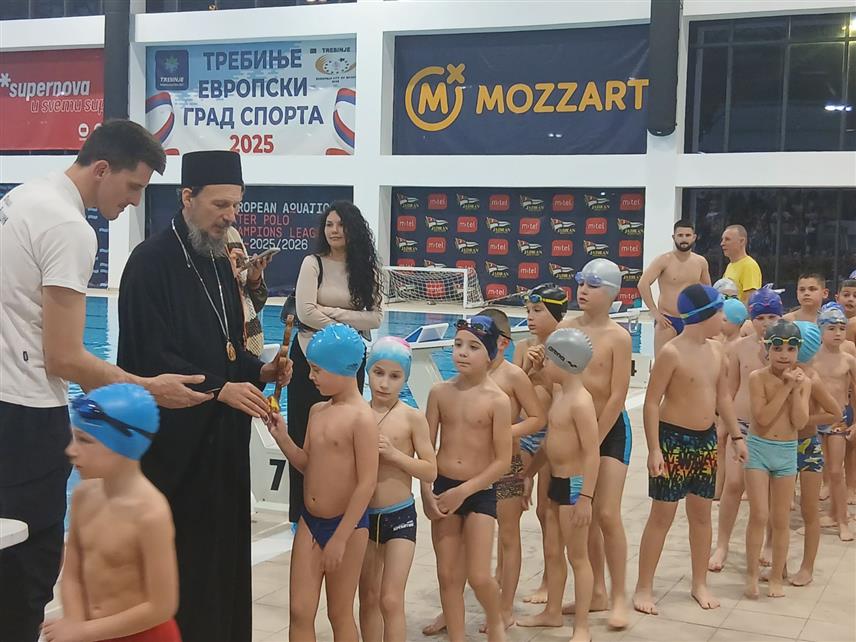 ТРЕБИЊЕ, 18. ЈАНУАРА /СРНА/ - Фондација "Свети Вукашин" из Tребиња организовала је вечерас у затвореном базену у овом граду богојављенско пливање за Часни крст за најмлађе у коме је учествовало око 350 дјеце.