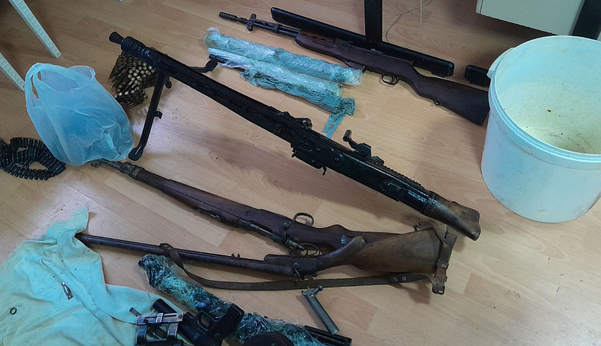 БАЊАЛУКА, 19. ЈАНУАРА /СРНА/ - Бањалучка полиција ухапсила је лице чији су иницијали Љ.Г. из овог града, осумњичено за насиље у породици, код којег су пронађена два митраљеза и друго оружје.