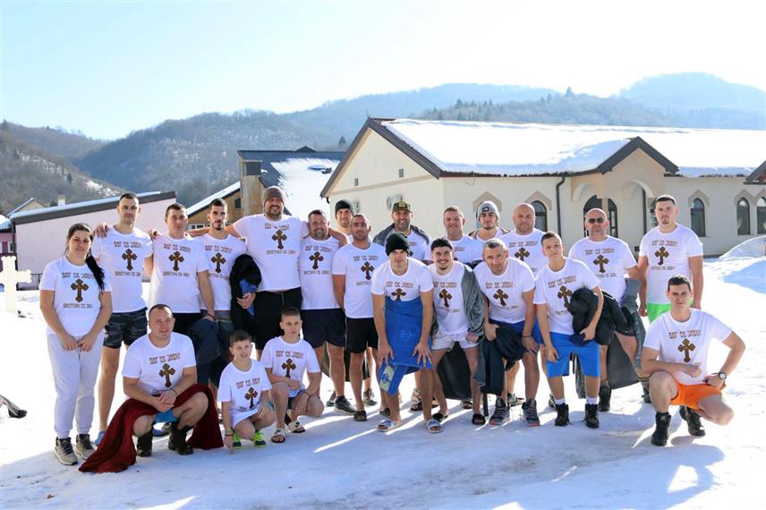 ТРНОВО, 19. ЈАНУАРА /СРНА/ - Мирјана Голијанин побједник је пливања за Часни крст у ријеци Жељезници у општини Трново.