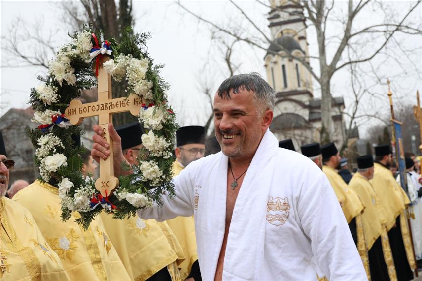 БАЊАЛУКА, 19. ЈАНУАРА /СРНА/ - Бањалучанин Далибор Кајиш први је допливао до Часног краста у ријеци Врбас у Бањалуци поводом великог хришћанског празника Богојављења. /Фото - Борислав Здриња/