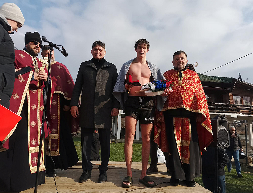 НОВИ ГРАД, 19. ЈАНУАРА /СРНА/ - Осамнаестогодишњи Вукашин Пауковић први је међу 12 учесника допливао до Часног крста на градској плажи Ада у Новом Граду, на ушћу Сане у Уну.