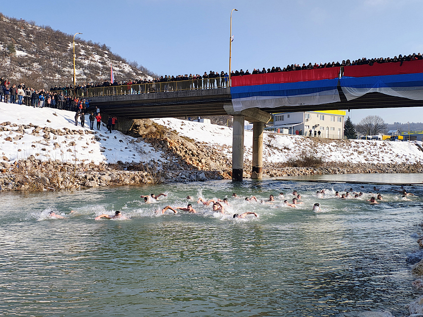 ИСТОЧНА ИЛИЏА, 19. ЈАНУАРА /СРНА/ - Војислав Челик из Источне Илиџе први је допливао до Часног крста у богојављенском пливању које је ове године 11. пут одржано на ријеци Жељезници у Војковићима, а у којем се надметало 57 учесника.