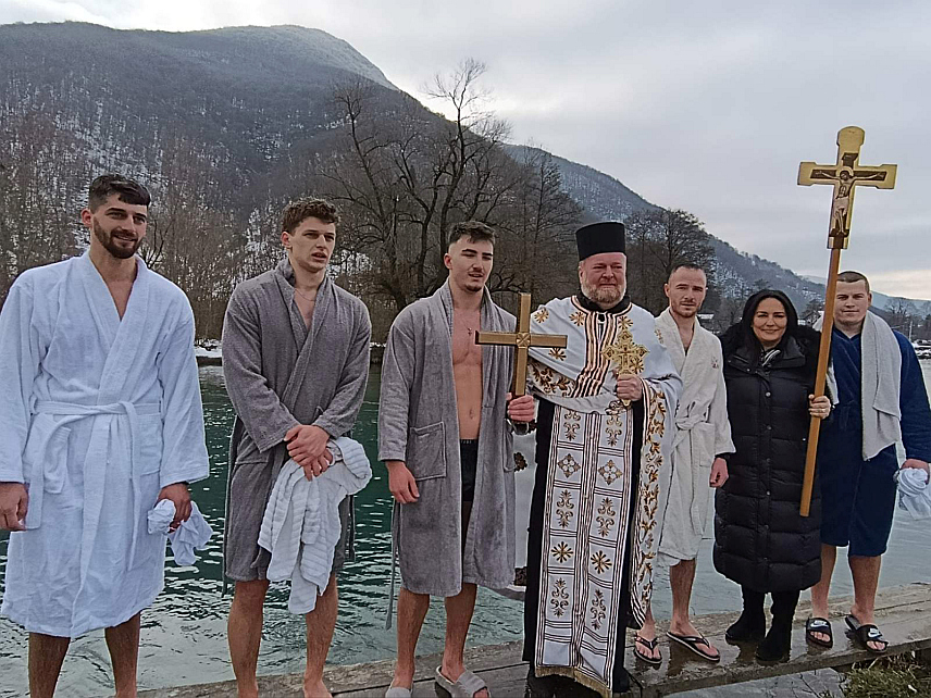 ЈЕЗЕРО, 19. ЈАНУАРА /СРНА/ - Двадесетдвогодишњи Сергеј Анђелић данас је у општини Језеро први допливао до Часног крста у хладној Пливи.