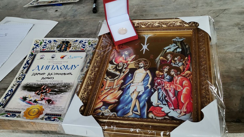 ПЕТРОВО, 19. ЈАНУАРА /СРНА/ - Дамир Дејановић из Добоја први је допливао до Часног крста у богојављенском пливању на језеру Делића брдо у општини Петрово.