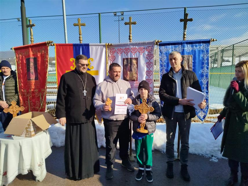 РОГАТИЦА, 19. ЈАНУАРА /СРНА/ - Дванаестогодишњи Лука Перишић први је од укупно 64 пливача допливао до Часног крста на ријеци Ракитници у Рогатици.