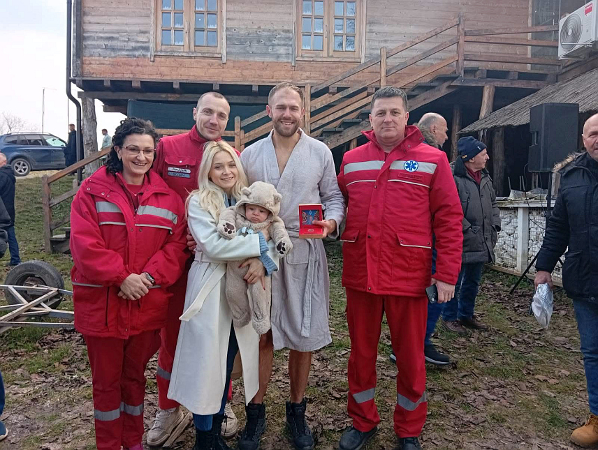 ГРАДИШКА, 19. ЈАНУАРА /СРНА/ - Тридесетогодишњи Теодор Миливојац другу годину заредом побједник је богојављенског пливања за Часни крст на ријеци Сави у Градишци, а овогодишњу побједу и златник посветио је сину Максиму, за којег је, каже, и пливао.