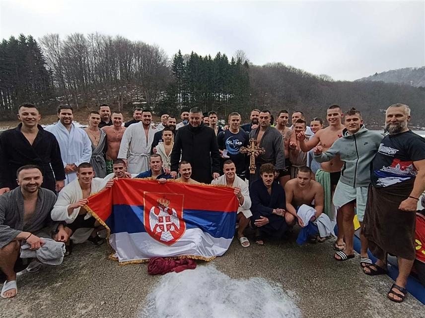 МРКОЊИЋ ГРАД, 19. ЈАНУАРА /СРНА/ - На језеру Балкана код Мркоњић Града данас је одржано шесто пливање за Часни крст, на којем су учествовала 33 пливача, а побиједио је седамнаестогодишњи Алекса Видовић из Бањалуке.