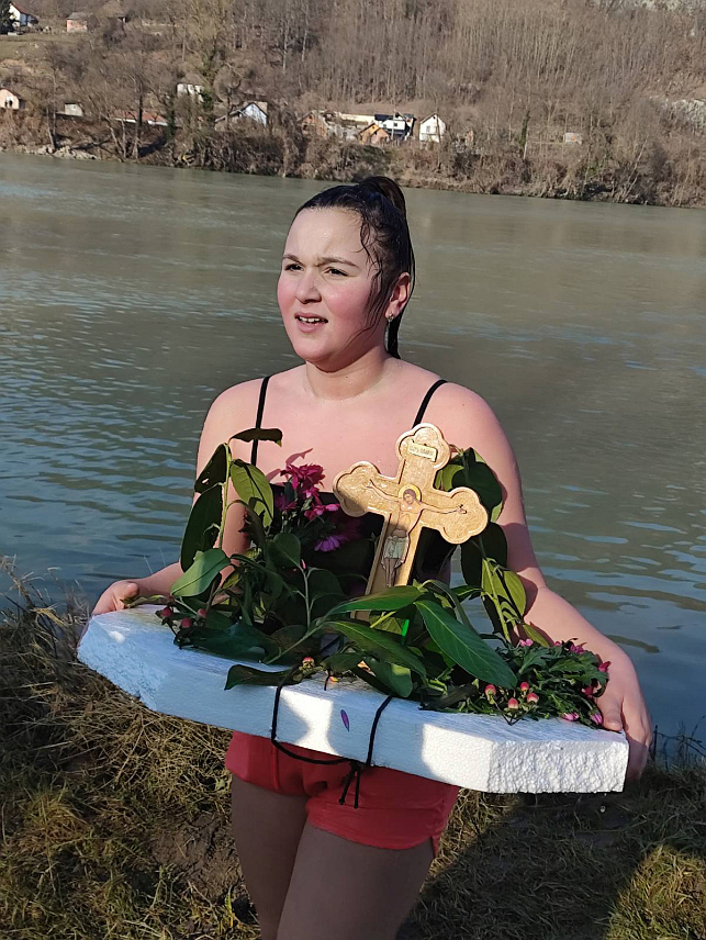 БРАТУНАЦ, 19. ЈАНУАРА /СРНА/ - Једанаестогодишња Ања Дероњић побједник је првог пливања за богојављенски Часни крст у ријеци Дрини у Полому код Братунца.