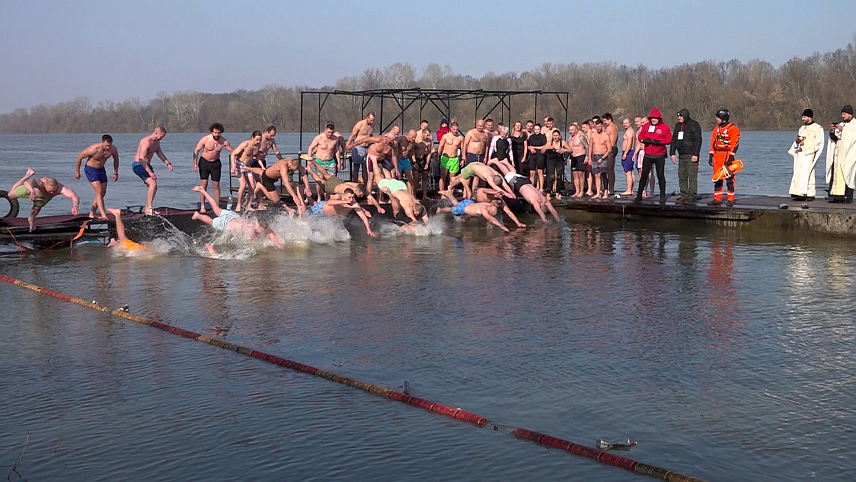 БРЧКО, 19. ЈАНУАРА /СРНА/ – Матеј Бричић из Брчког најбрже је данас допливао до Часног крста у ријеци Сави гдје се данас окупио 51 учесник, међу којима су биле и четири жене.