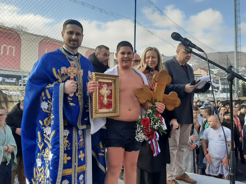 ФОЧА, 19. ЈАНУАРА /СРНА/ - У Фочи и Миљевини одржана су богојављенска пливања са 85 пливача, а част да први стигну до Часног крста припала је тринаестогодишњем Стефану Лучићу на Ћехотини и Ђорђу Дубовини на ријеци Бистрици.