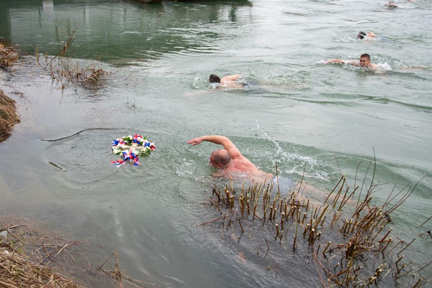 ПРИЈЕДОР, 19. ЈАНУАРА /СРНА/ - Пливању за Часни крст је претходила богојављенска литија улицама града и литургија у Цркви Свете Тројице.