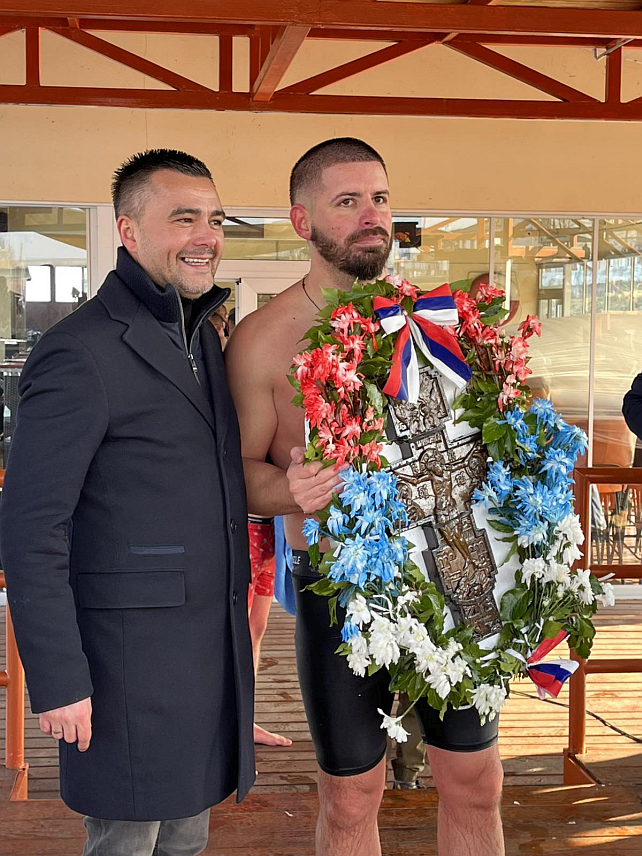 КОЗАРСКА ДУБИЦА, 19. ЈАНУАРА /СРНА/ - Данијел Далић је ове године у Козарској Дубици понио титулу Витеза Часног крста, у традиционалном богојављенском пливању у ријеци Уни у којем је учествовало 19 Дубичана.