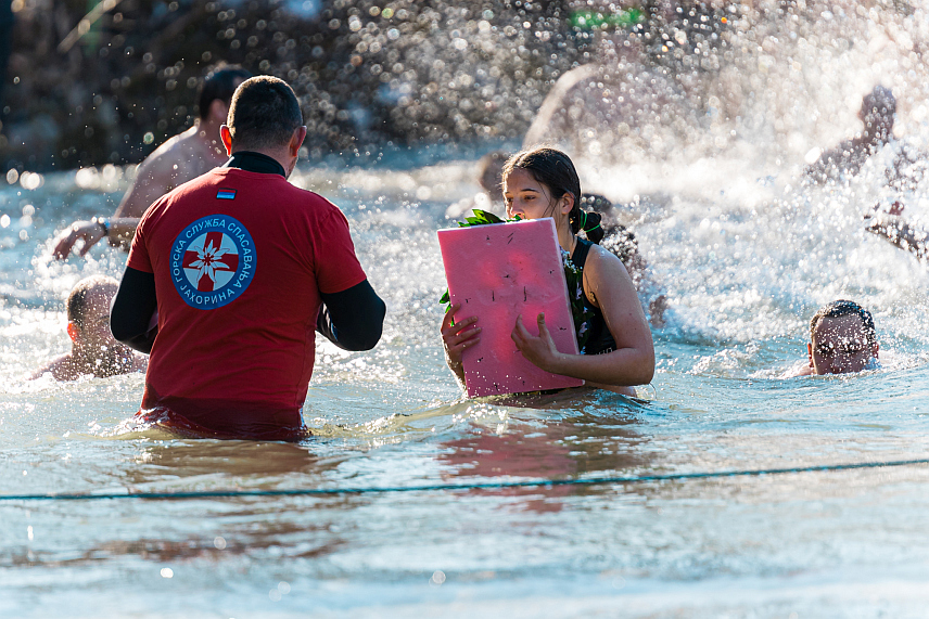 ПАЛЕ, 19. ЈАНУАРА /СРНА/ - Шеснаестогодишња Марија Шекарић прва је допливала до Часног крста на ријеци Прачи у паљанском насељу Николићи, гдје је међу храбрих деведесетак пливача био и седмогодишњи Тодор Цицовић.