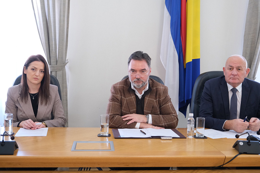 САРАЈЕВО, 19. ЈАНУАРА /СРНА/ - Министар спољне трговине и економских односа у Савјету министара Сташа Кошарац разговарао је са представницима Експертског тима и међународне правне консултантске канцеларије "Лабордско право" из Француске о изградњи одлагалишту за радиоактивни отпад на Трговској гори и закључено је да се да се затражи да ово питање рјешавају међународни судови.