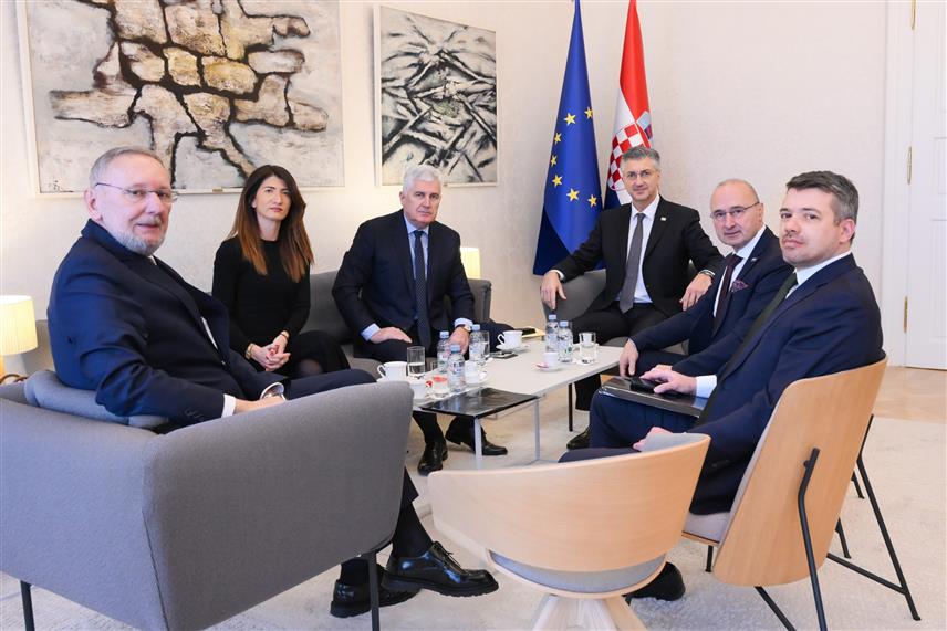 ЗАГРЕБ, 19. ЈАНУАРА /СРНА/ - Замјеник предсједавајућег Дома народа Парламентарне скупштине БиХ Драган Човић данас је у Загребу разговарао са премијером Хрватске Андрејем Пленковићем о сарадњи двије земље, са нагласком на европске реформе и енергетску диверзификацију БиХ.