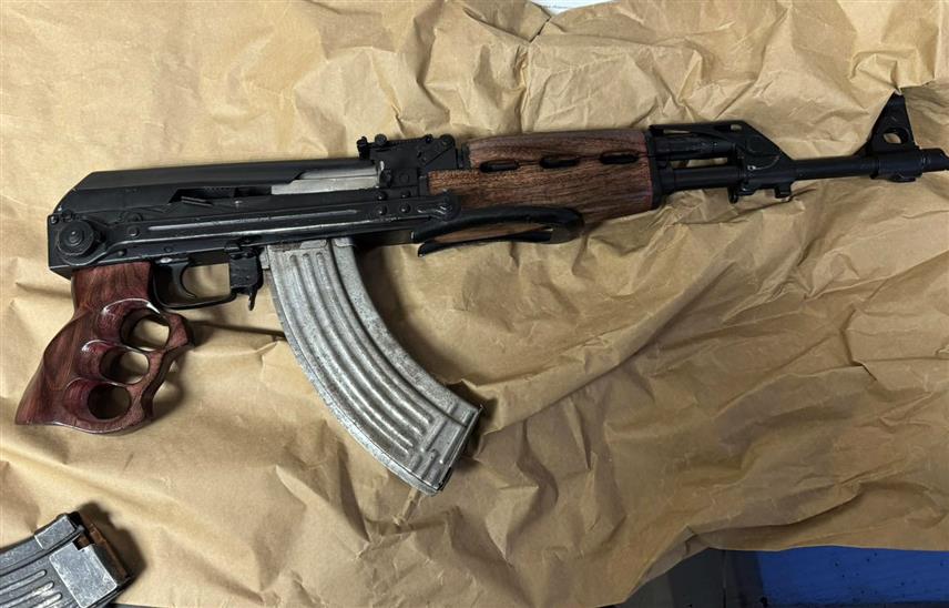 БЕОГРАД, 19. ЈАНУАРА /СРНА/ - Педесетседмогодишњи мушкарац ухапшен је на прелазу Батровци на граници са Хрватском након што је у његовом аутомобилу пронађена аутоматска пушка.