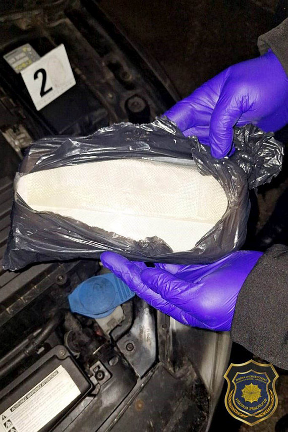 САРАЈЕВО, 20. ЈАНУАРА /СРНА/ - Припадници Федералне управе полиције /ФУП/ ухапсили су на подручју Тузланског кантона лице чији су иницијали С.Д. код којег је пронађен и одузет килограм амфетамина.