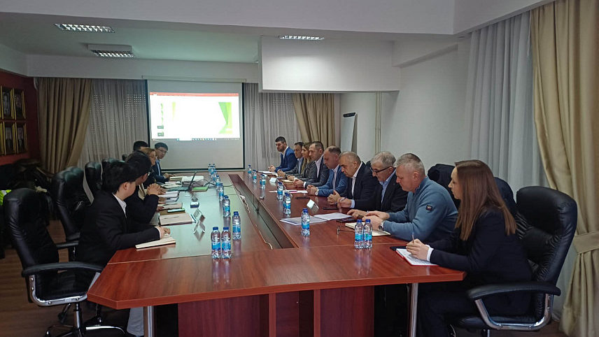 ЗВОРНИК, 20. ЈАНУАРА /СРНА/ - Министар саобраћаја и веза Републике Српске Зоран Стевановић и градоначелник Зворника Бојан Ивановић на састанку са представницима компаније `Шангдонг`.