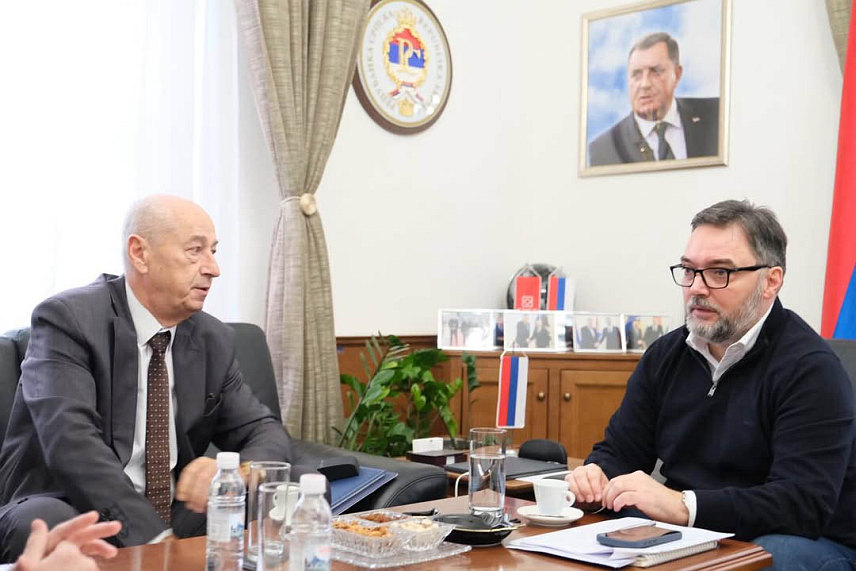 САРАЈЕВО, 21. ЈАНУАРА /СРНА/ - Министар спољне трговине и економских односа у Савјету министара Сташа Кошарац разговарао је предсједником Спољнотрговинске коморе БиХ Здравком Маринковићем о актуелним привредним темама са фокусом на испуњавање услова како би БиХ била изузета од примјене Механизма за прилагођавање угљеника на границама /ЦБАМ/.