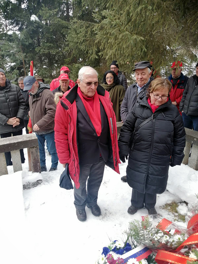 ХАН ПИЈЕСАК, 21. ЈАНУАРА /СРНА/ - Код спомен-обиљежја у мјесту Пјеновац код Хан Пијеска данас су положени вијенци и организован антифашистички меморијал, којим су обиљежене 84 године од битке у којој је Прва пролетерска бригада забиљежила највеће губитке мјесец дана након оснивања у Рудом.	
