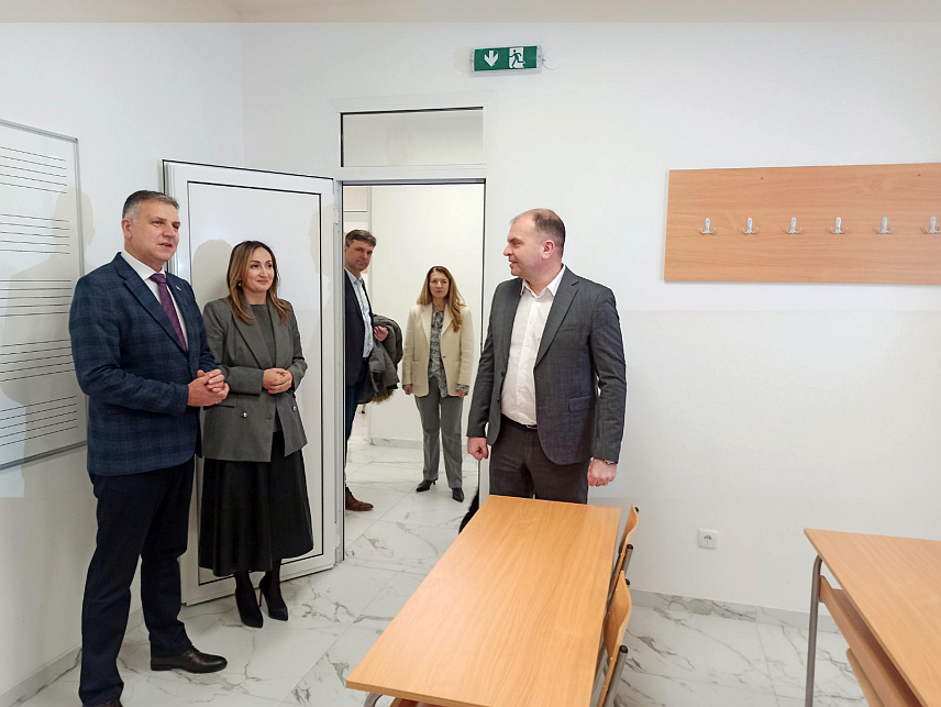 ЗВОРНИК, 21. ЈАНУАРА /СРНА/ - Министар просвјете и културе Републике Српске Боривоје Голубовић током обиласка новоизграђеног објекта средње музичке школе са градоначелником Зворника Бојаном Ивановићем и директором Основне музичке школе "Војин Комадина" Дијаном Зекановић.