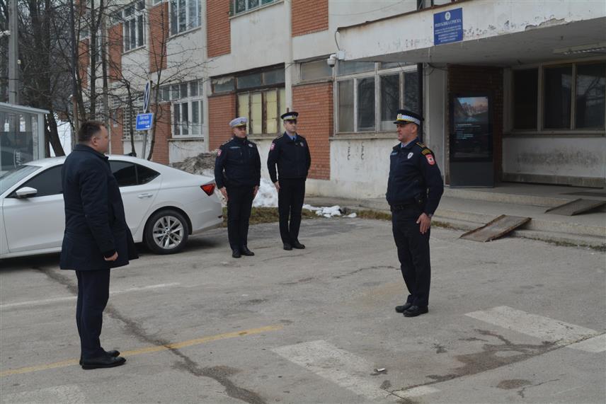 ИСТОЧНО САРАЈЕВО, 21. ЈАНУАРА /СРНА/ - Министар унутрашњих послова Републике Српске Жељко Будмир данас је у Источном Сарајеву разговарао са руководством Полицијске управе Источно Сарајево о стању безбједности на подручју које оперативно покрива ова управа и активностима које предузимају у циљу сузбијања криминалитета.	
