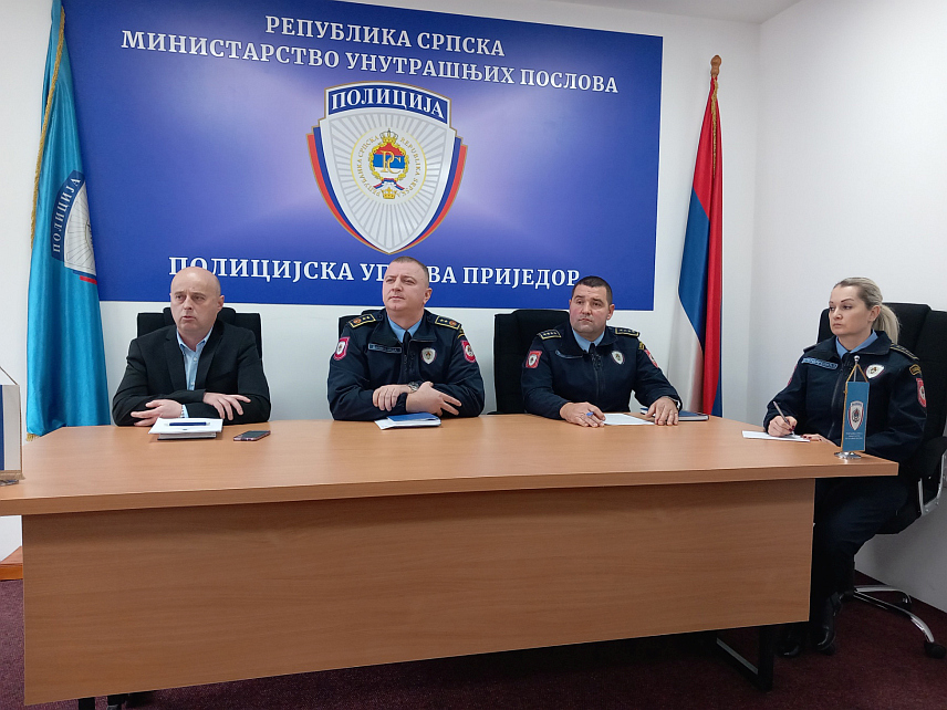 ПРИЈЕДОР, 22. ЈАНУАРА /СРНА/ - Начелник приједорске Полицијске управе Драган Милојица са сарадницима на конференцији за новинаре.