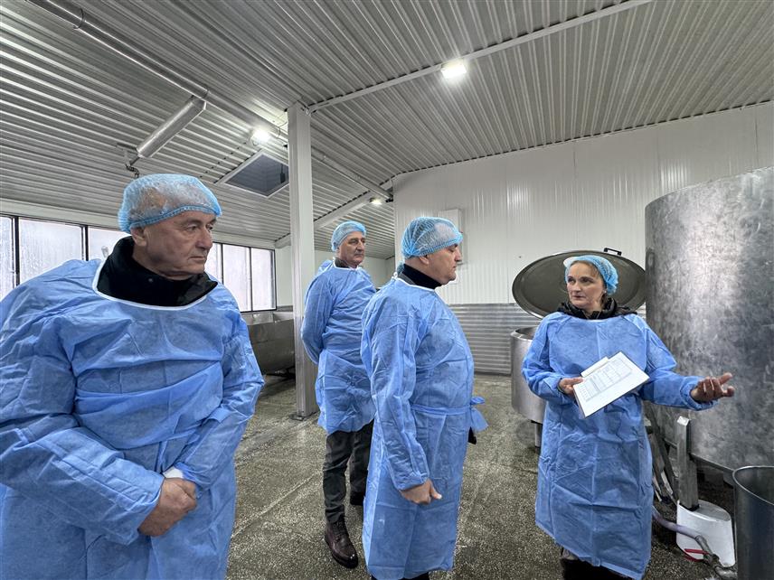 НЕВЕСИЊЕ, 22. ЈАНУАРА /СРНА/ - Помоћник министра пољопривреде, шумарства и водопривреде Републике Српске у ресору за ветеринарство Негослав Лукић састао се са начелником општине Миленком Авдаловићем и обишао Фарму "Радић" и новоизграђени погон мљекаре "Перфето плус" у Невесињу.