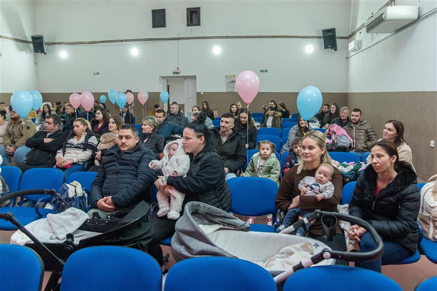 ПРЊАВОР, 22. ЈАНУАРА /СРНА/ - У Прњавору су у посљедњем кварталу прошле године рођене 63 бебе, за чије је родитеље данас организован пријем и уручени поклони и по 500 КМ од Градске управе.