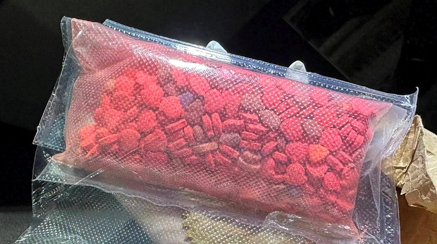 ТУЗЛА, 22. ЈАНУАРА /СРНА/ - Полиција је ухапсила три лица из Грачанице, Градачца и Живиница код којих је пронашла дрогу, новац, муницију и друге предмете, саопштено је из Управе полиције МУП-а Тузланског кантона.